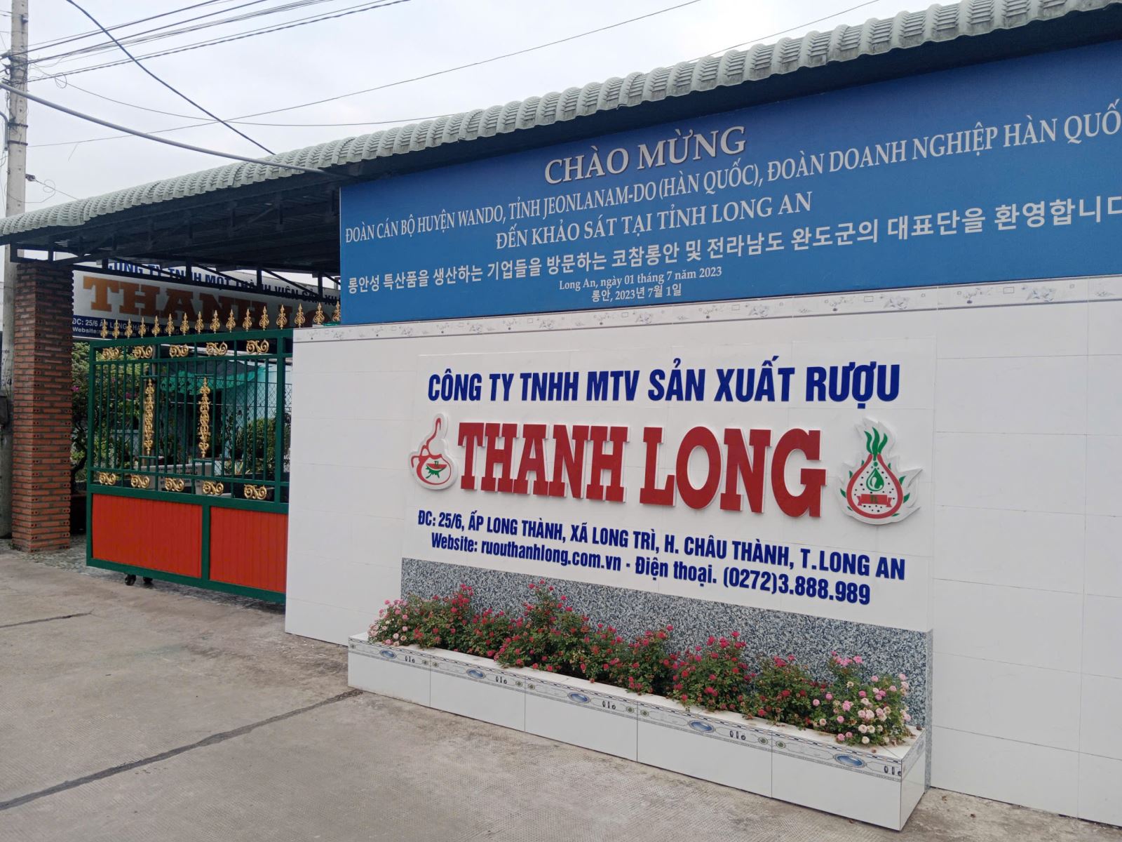 Công ty TNHH MTV Sản xuất rượu Thanh Long chào mừng Đoàn cán bộ huyện Wando, tỉnh Joenlanam-do (Hàn Quốc)